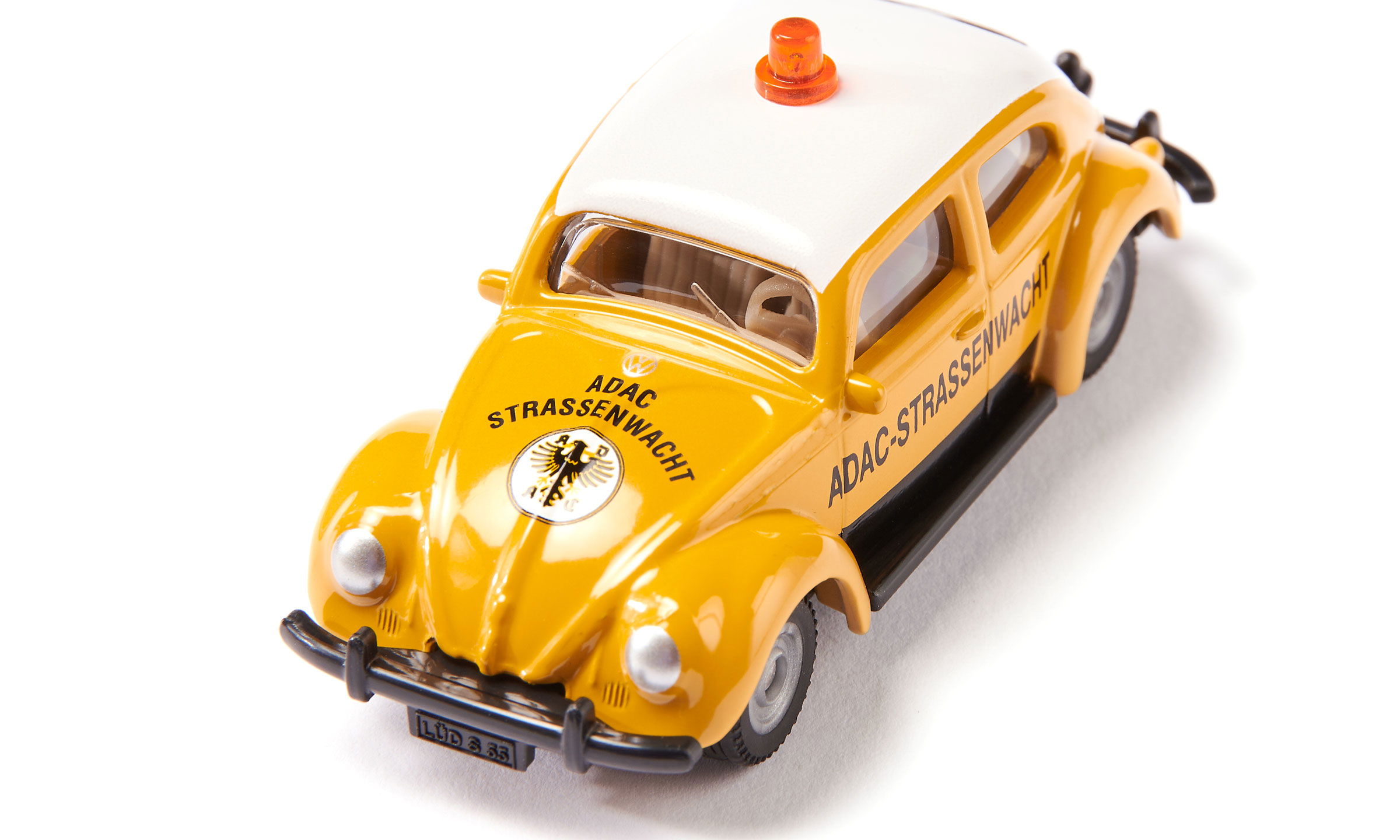 VW Käfer in gelb mit ADAC-Strassenwacht Druck, schräg von oben fotografiert – Klassiker mit Nostalgie-Faktor, ideal zum Spielen oder Sammeln.
