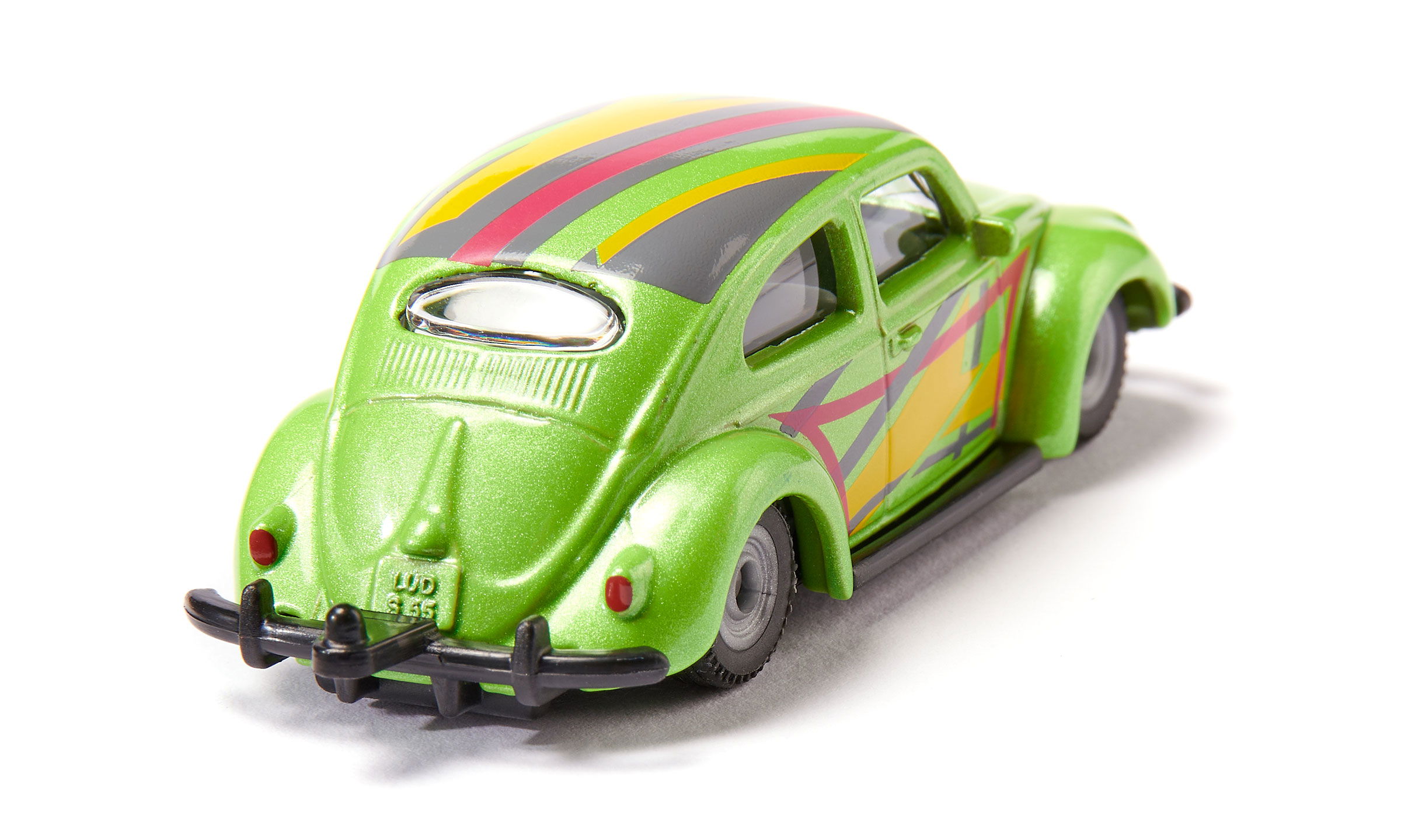 Tiefergelegter, grüner VW Käfer mit bunten Streifen auf weißem Hintergrund