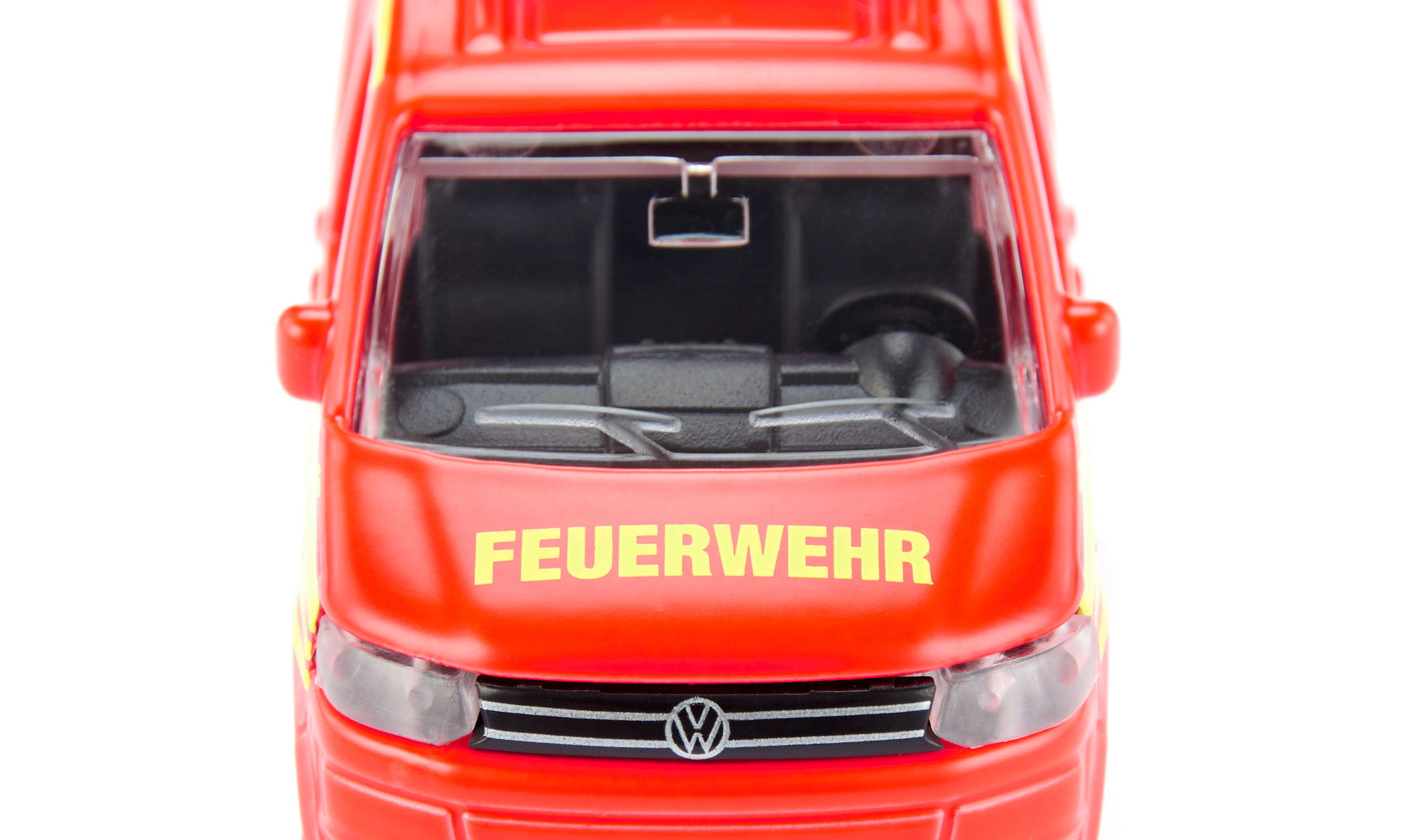VW T5 Feuerwehr-Einsatzleitung in rot mit gelber Bedruckung.  Mit Feuerwehr und 112 Aufschrift. Das Fahrzeug steht auf weißem Hintergrund