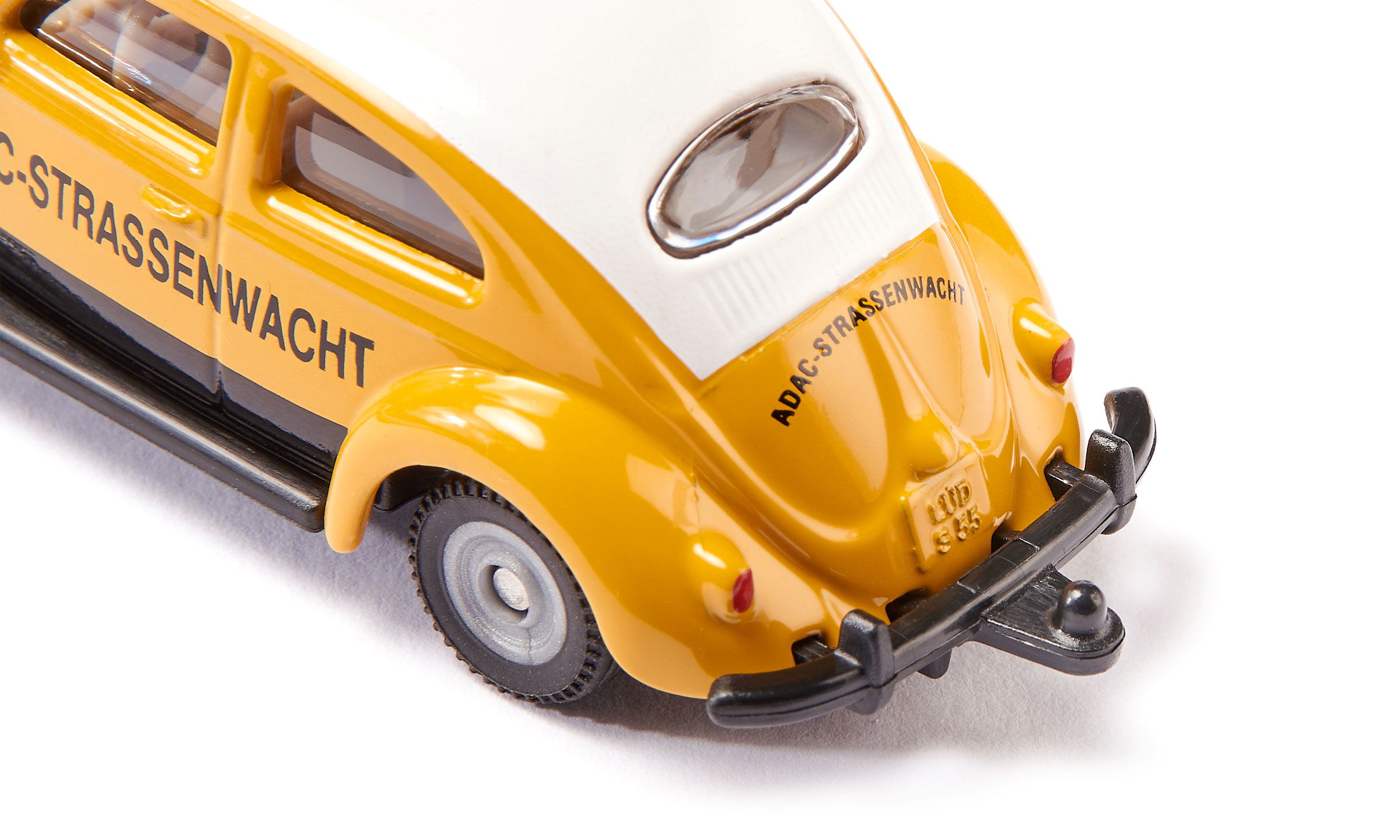 VW Käfer in gelb mit ADAC-Strassenwacht Druck, schräg von der Seite fotografiert – Klassiker mit Nostalgie-Faktor, ideal zum Spielen oder Sammeln.