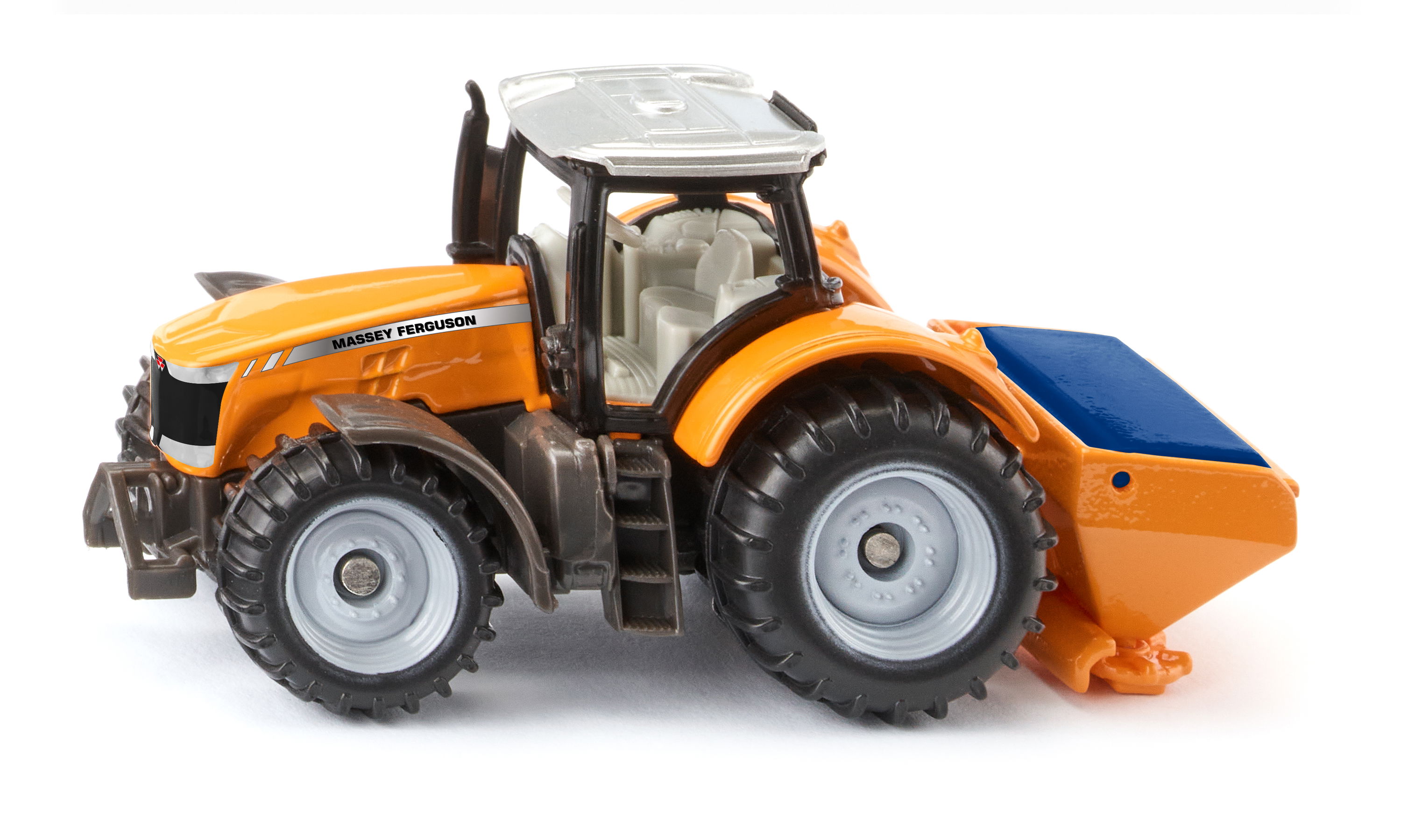 Massey Ferguson mit Salzstreuer