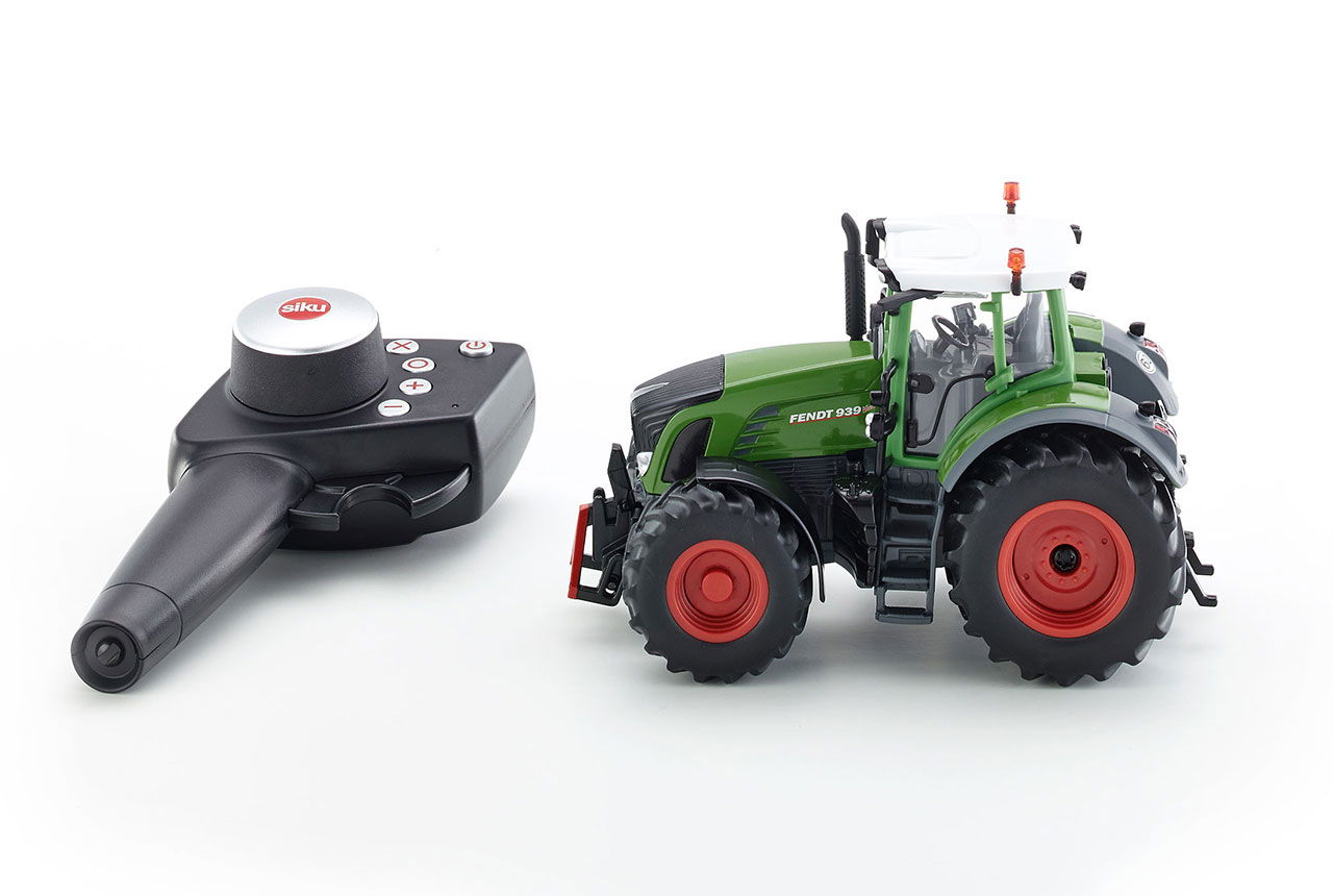 SIKUCONTROL Fendt 939 Traktor-Set inkl. Fernsteuerung auf weißem Hintergrund