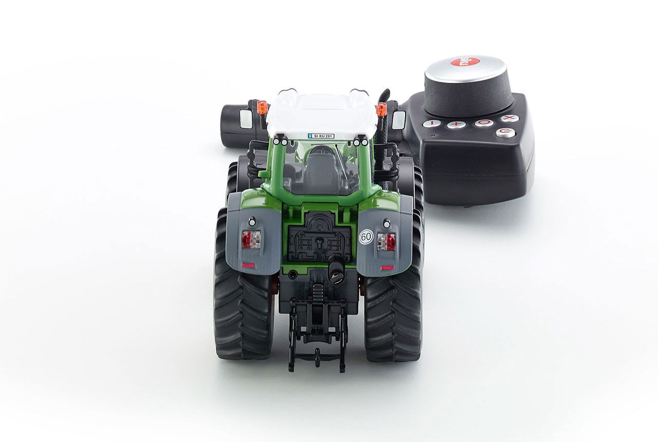 SIKUCONTROL Fendt 939 Traktor-Set inkl. Fernsteuerung Rückansicht auf weißem Hintergrund