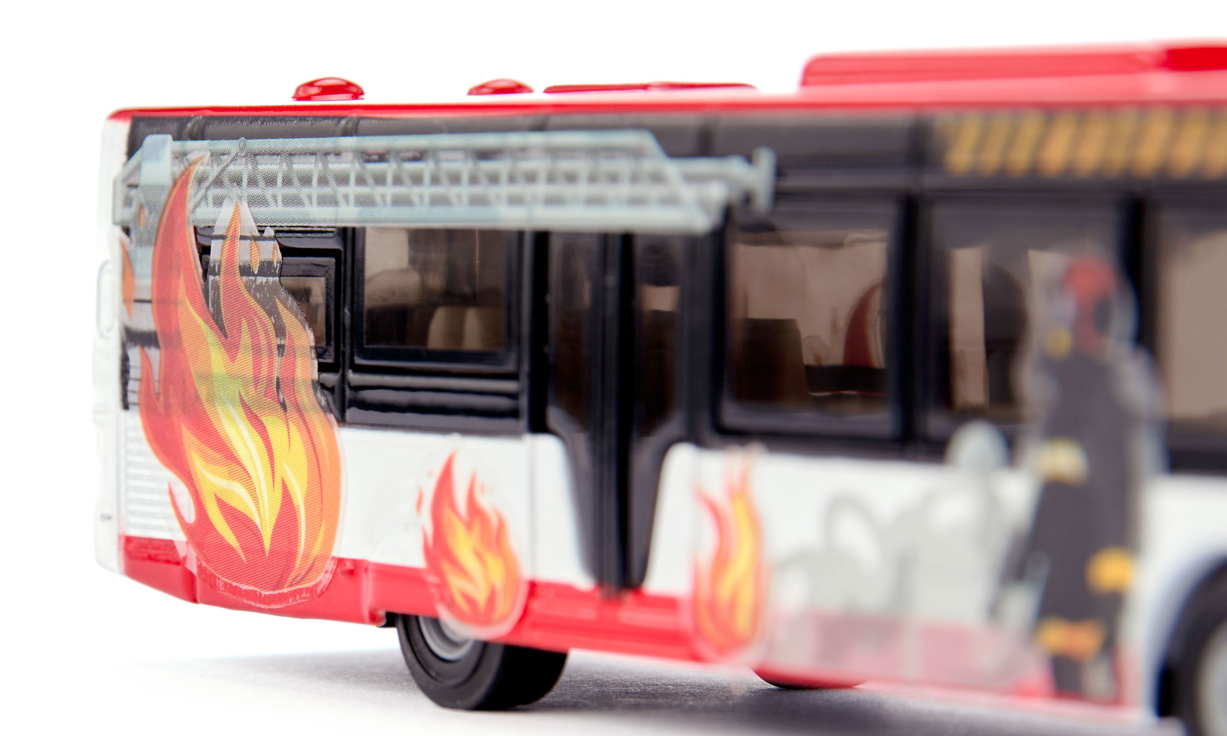 Neoplan Linienbus mit Stickern beklebt auf weißem Hintergrund