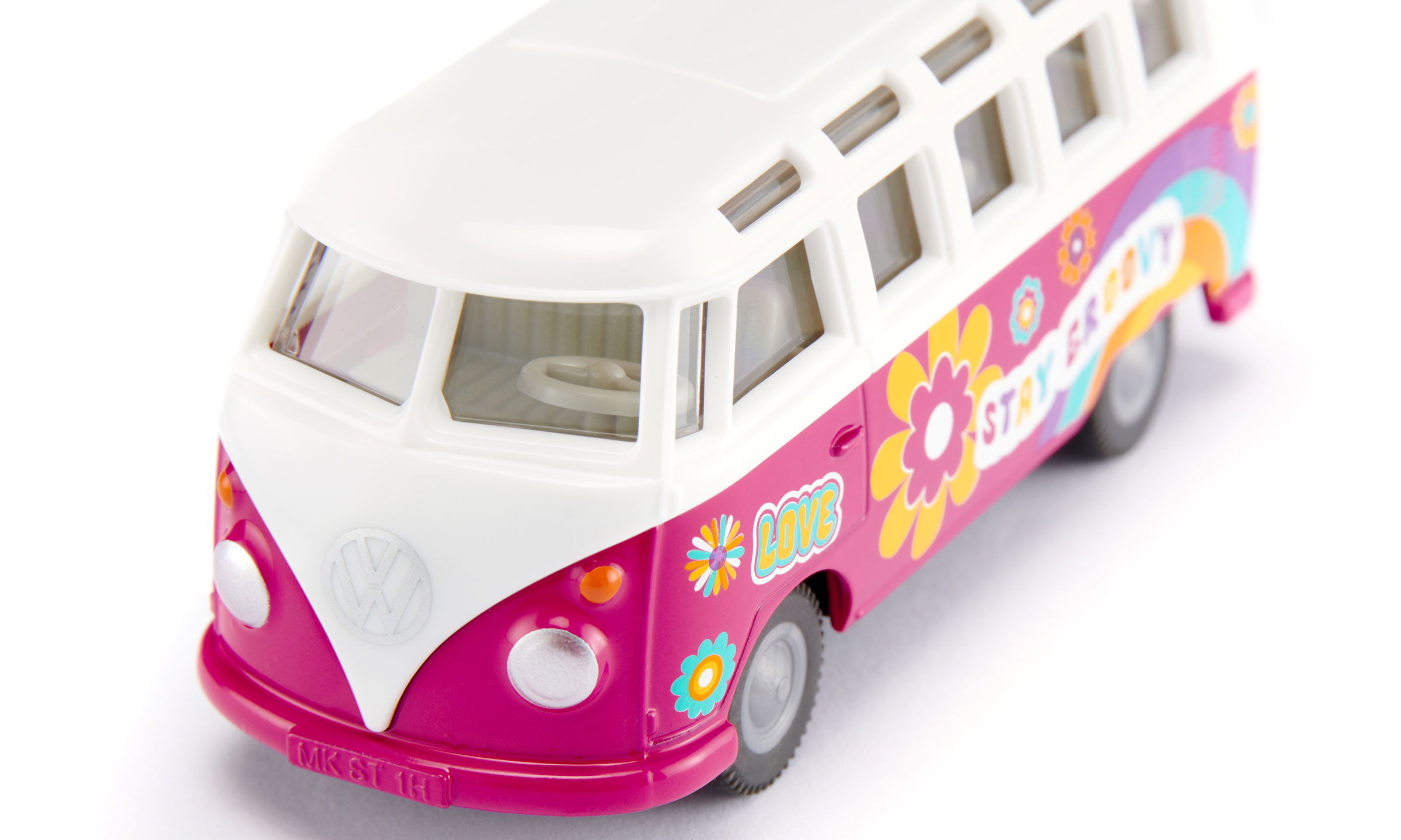 siku VW T1 Samba in pink  und weißem Dach mit bunten Blumen. Bedruckung Love und Stay Groovy in bunter Schrift.  Detailansicht schräg von oben