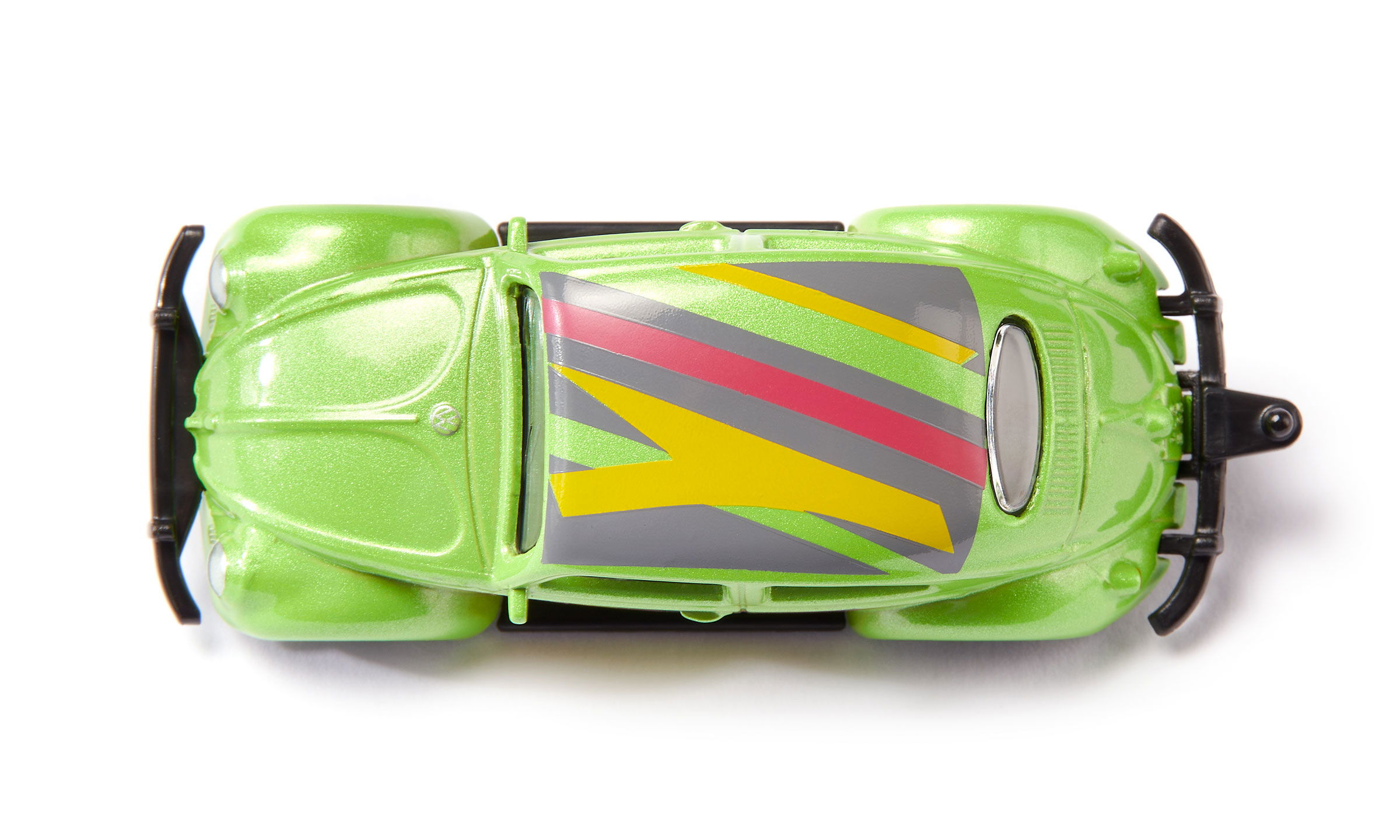 Tiefergelegter, grüner VW Käfer mit bunten Streifen auf weißem Hintergrund von oben fotografiert