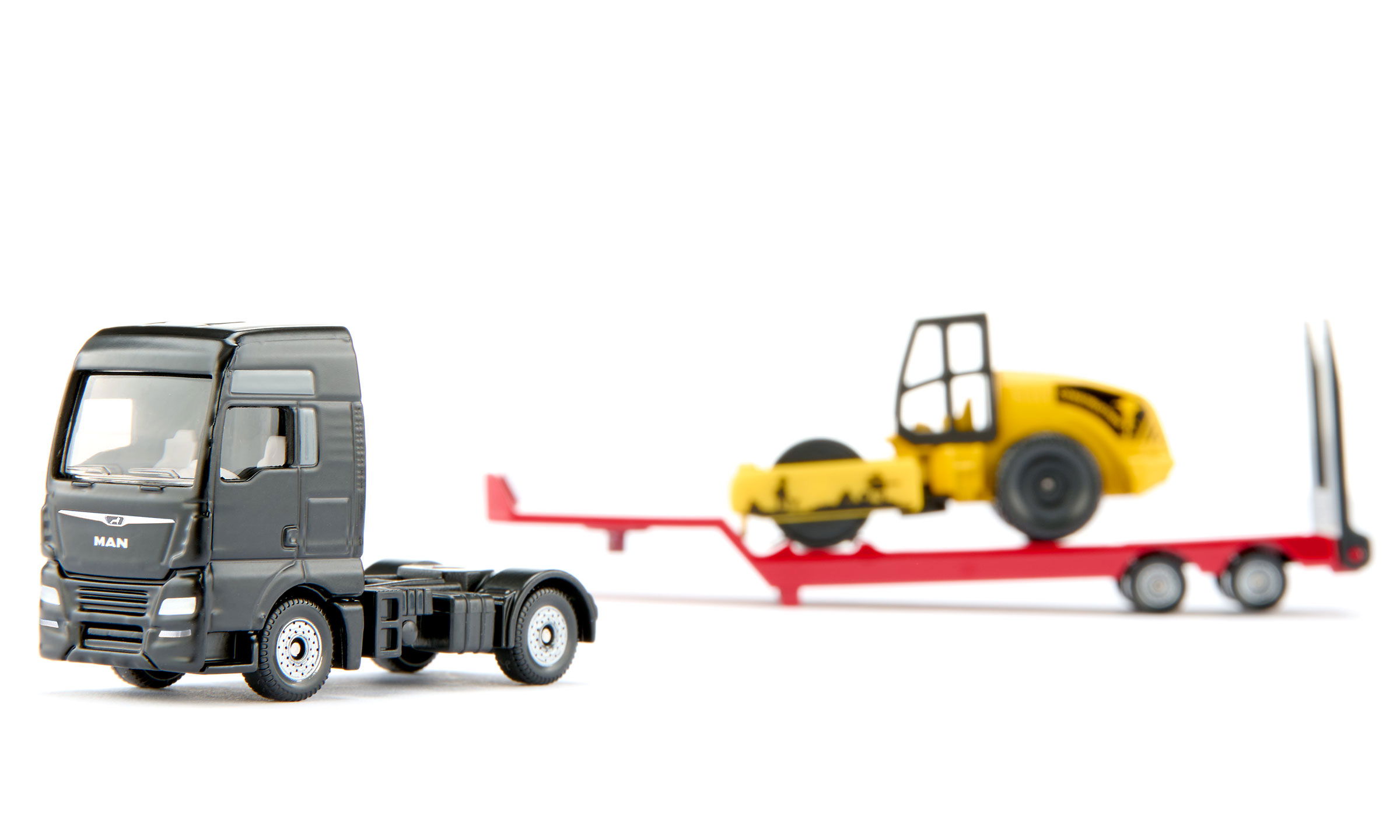 MAN Lkw mit Straßenwalze
