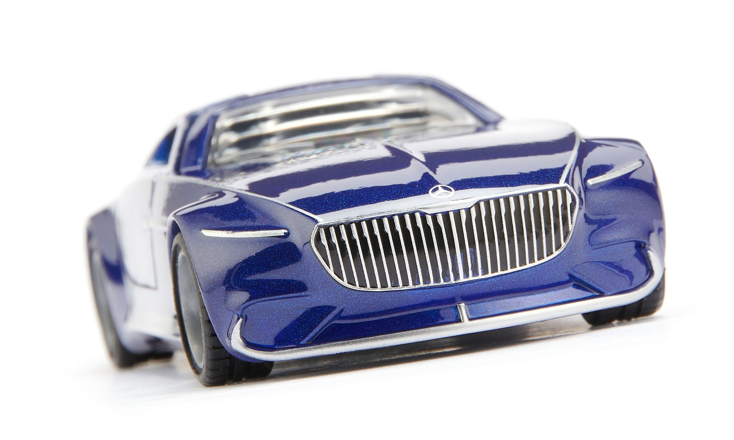 Blauer Vision Mercedes-Maybach 6  auf weißem Hintergrund  Ansicht von vorne