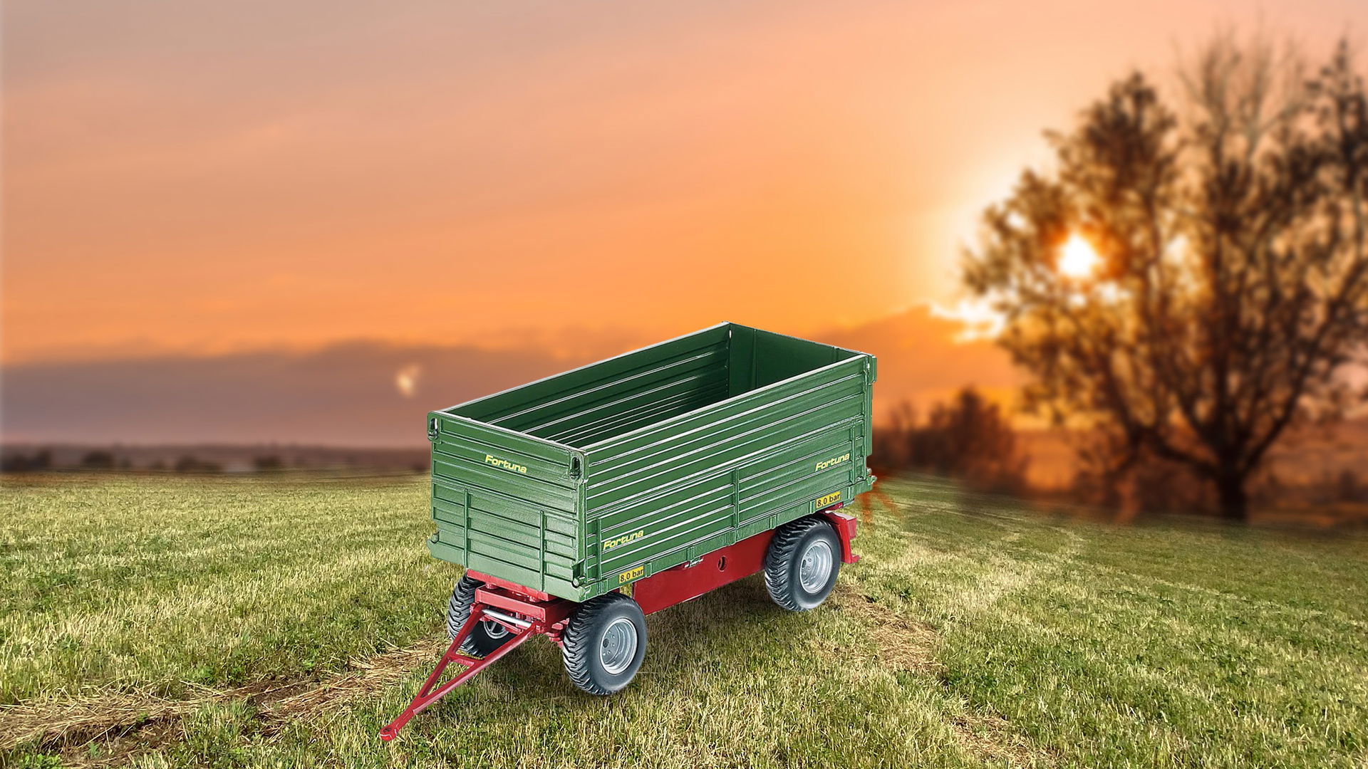 Ein SIKUCONTROL FortunaAnhänger steht auf einem Feld. Im Hintergrund ist ein Sonnenuntergang zu sehen