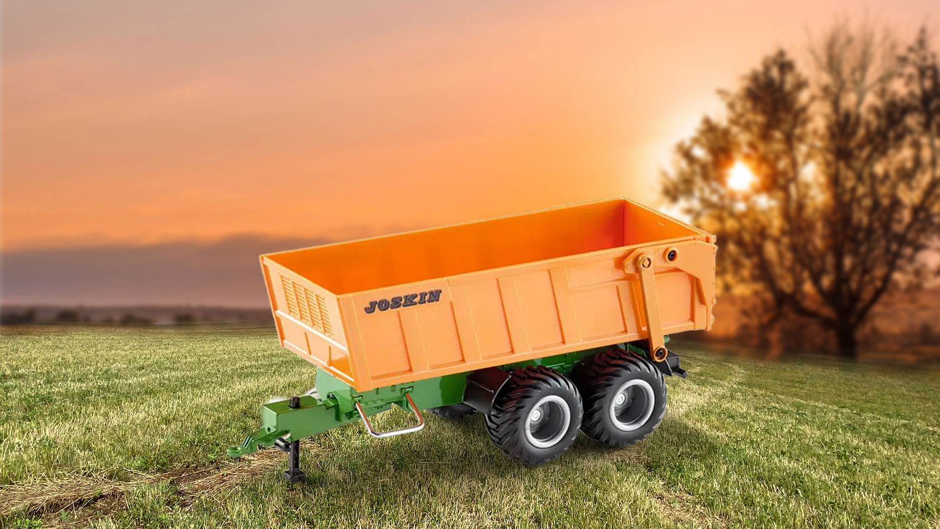 Ein SIKUCONTROL Joskin Anhänger steht auf einem Feld. Im Hintergrund ist ein Sonnenuntergang zu sehen