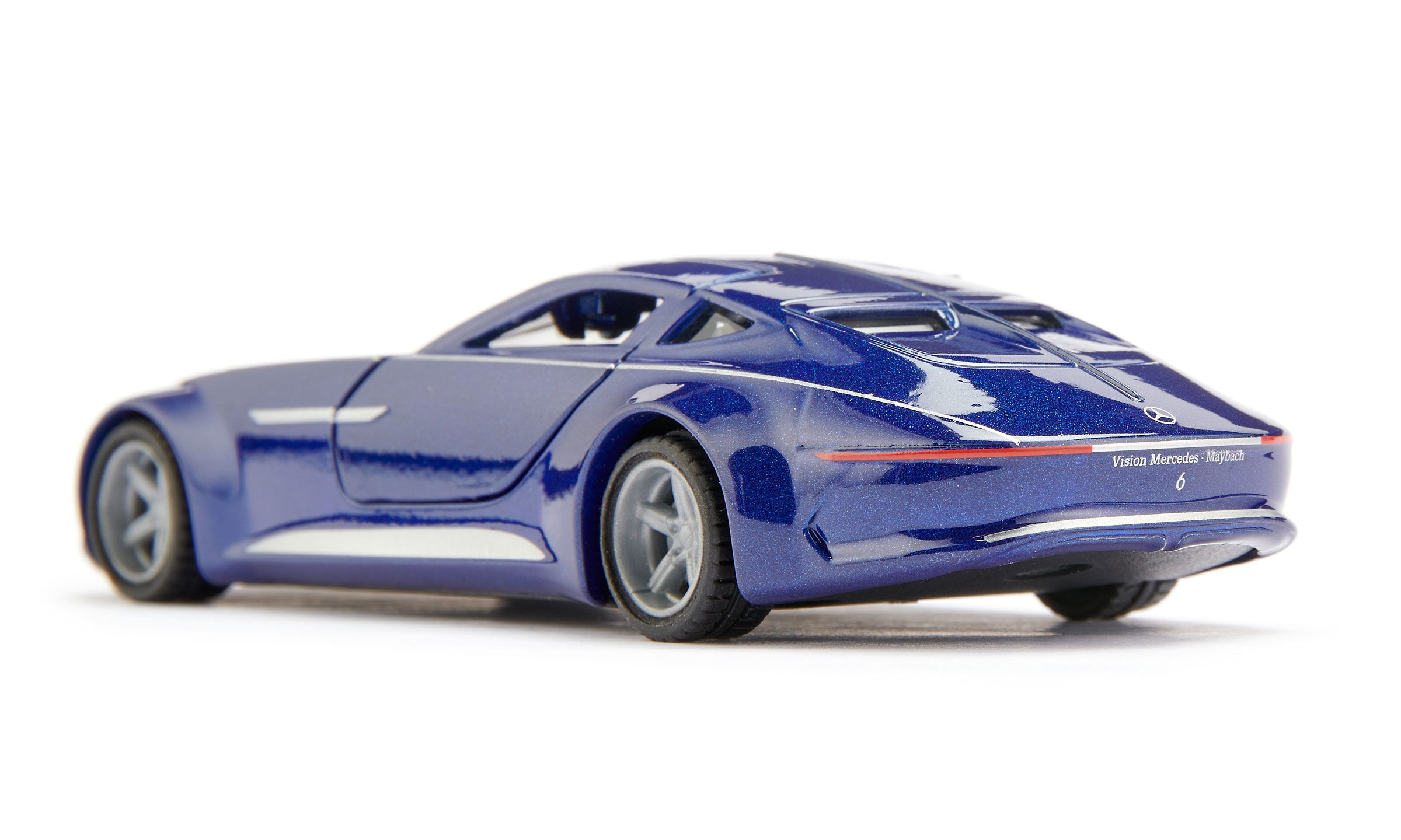 Blauer Vision Mercedes-Maybach 6  auf weißem Hintergrund  Ansicht von schräg hinten