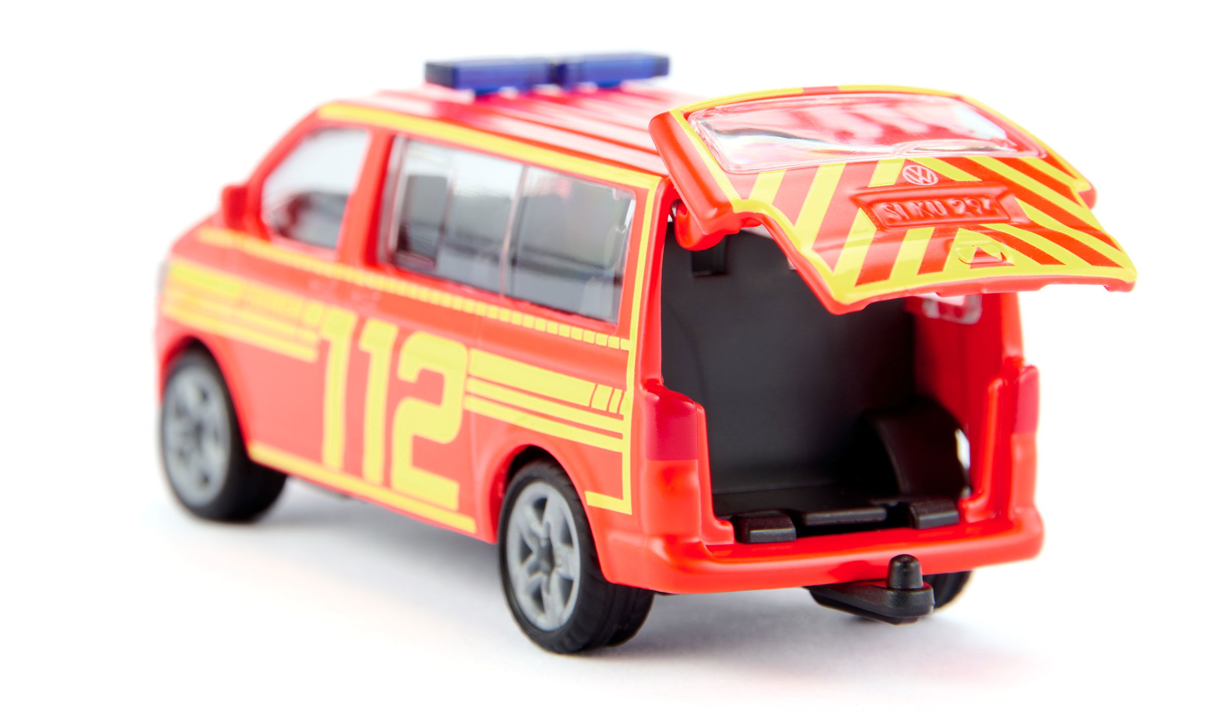 VW T5 Feuerwehr-Einsatzleitung in rot mit gelber Bedruckung.  Mit Feuerwehr und 112 Aufschrift. Das Fahrzeug steht auf weißem Hintergrund