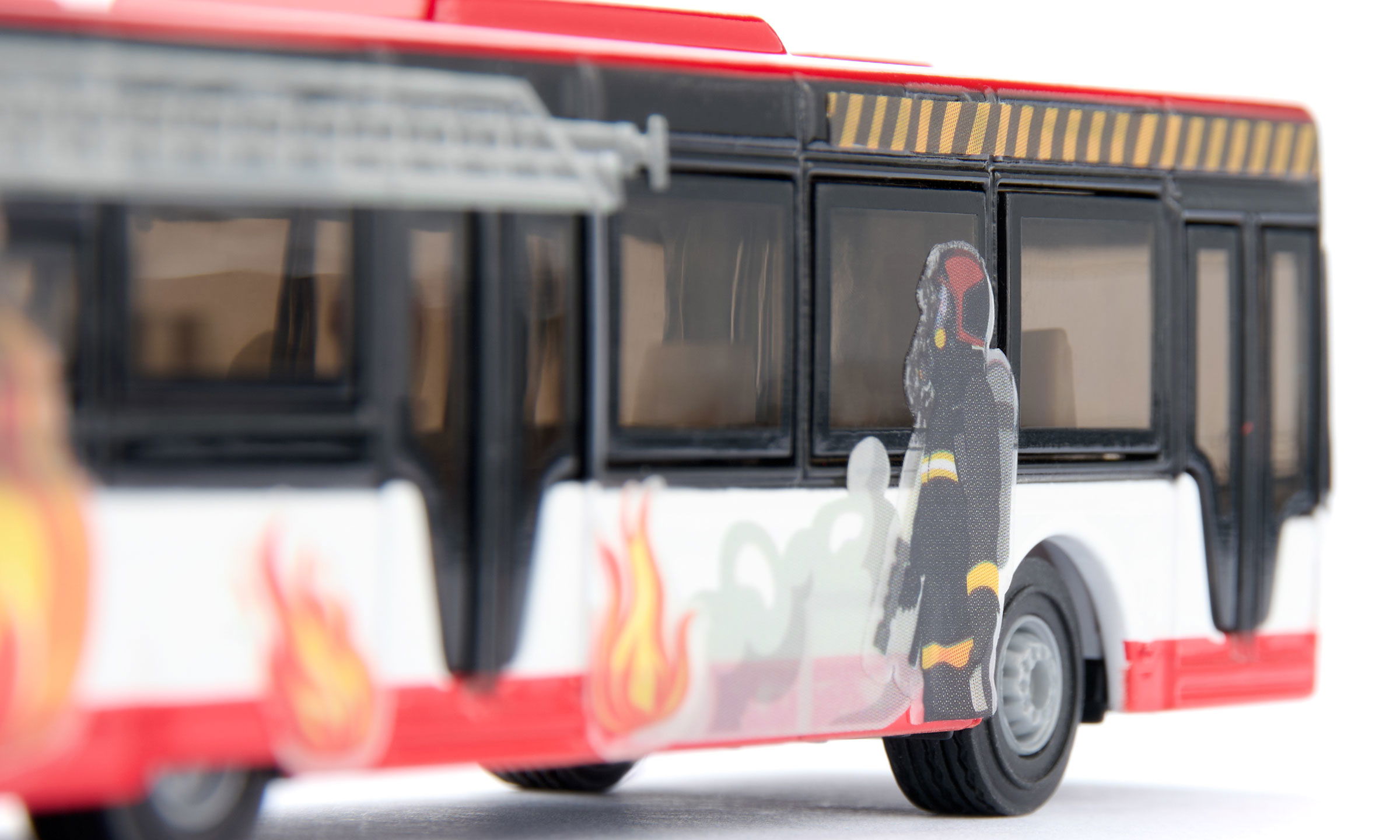 Neoplan Linienbus mit Stickern beklebt auf weißem Hintergrund