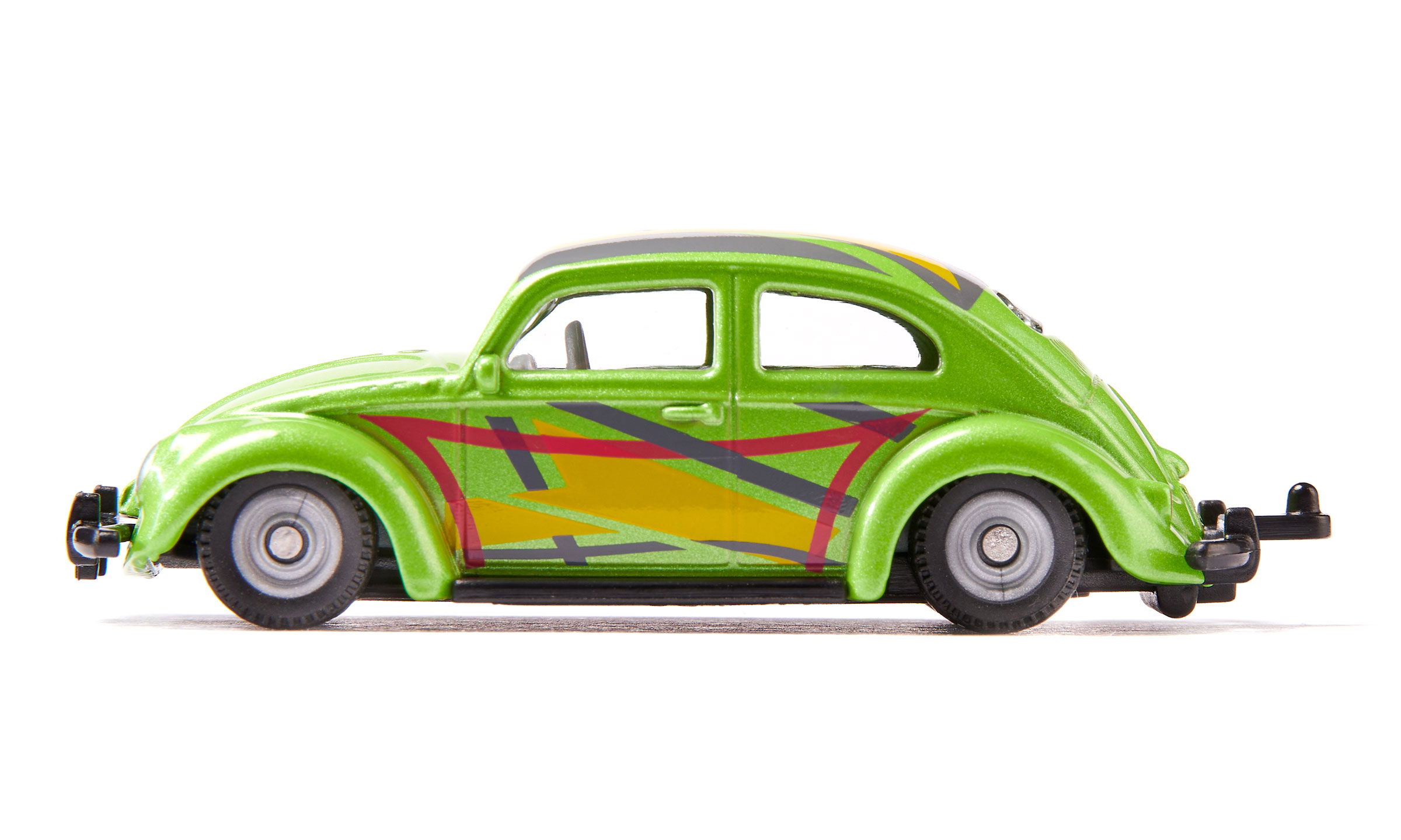 Tiefergelegter, grüner VW Käfer mit bunten Streifen auf weißem Hintergrund