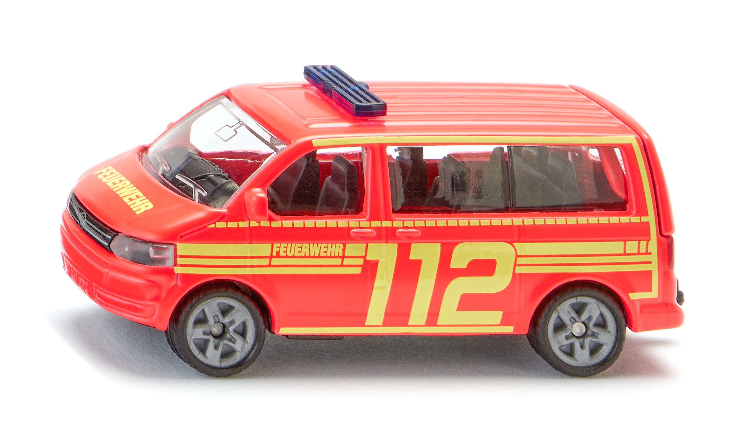 Centrum dowodzenia straży pożarnej VW T5 w kolorze czerwonym z żółtymi napisami. Z napisami straż pożarna i 112. Pojazd stoi na białym tle