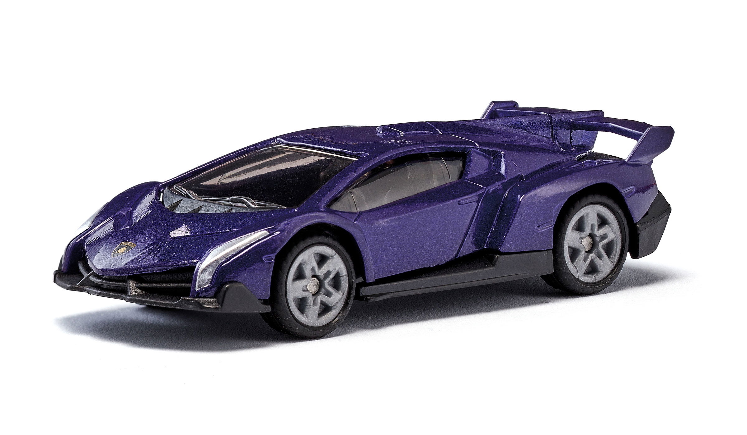 Lamborghini Veneno in pflaumenblau  auf weißem Hintergrund