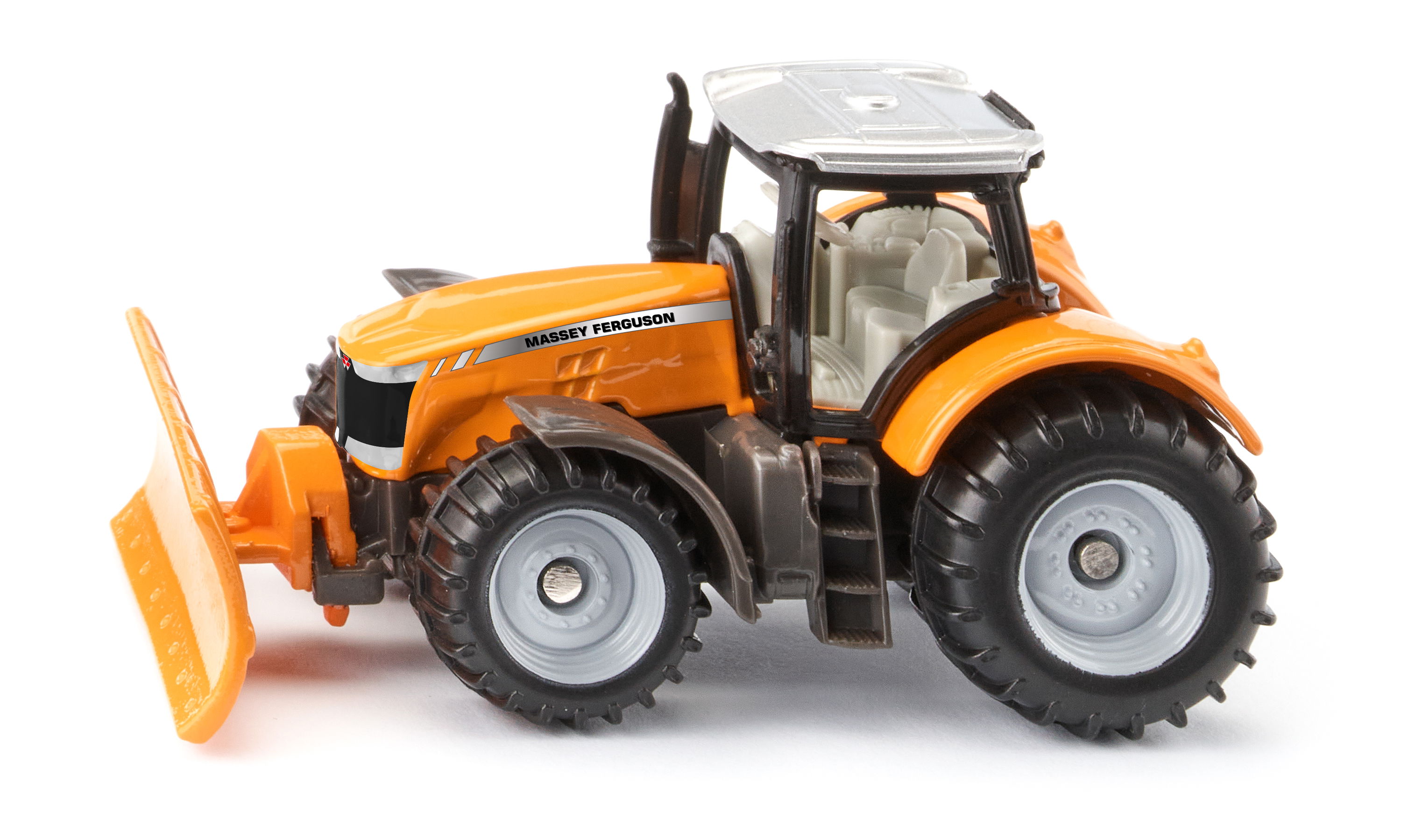 Massey Ferguson mit Räumschild