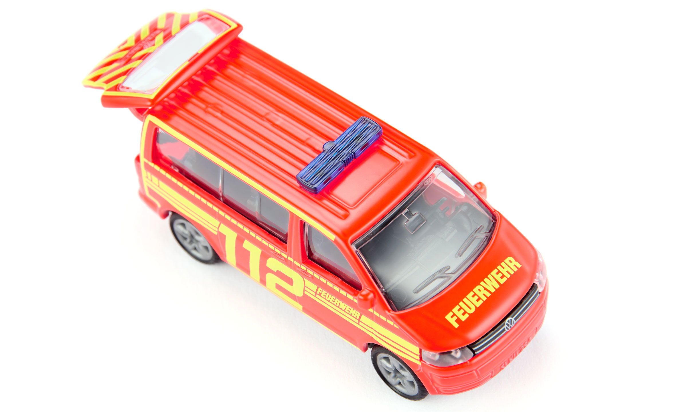 VW T5 Feuerwehr-Einsatzleitung in rot mit gelber Bedruckung.  Mit Feuerwehr und 112 Aufschrift. Das Fahrzeug steht auf weißem Hintergrund