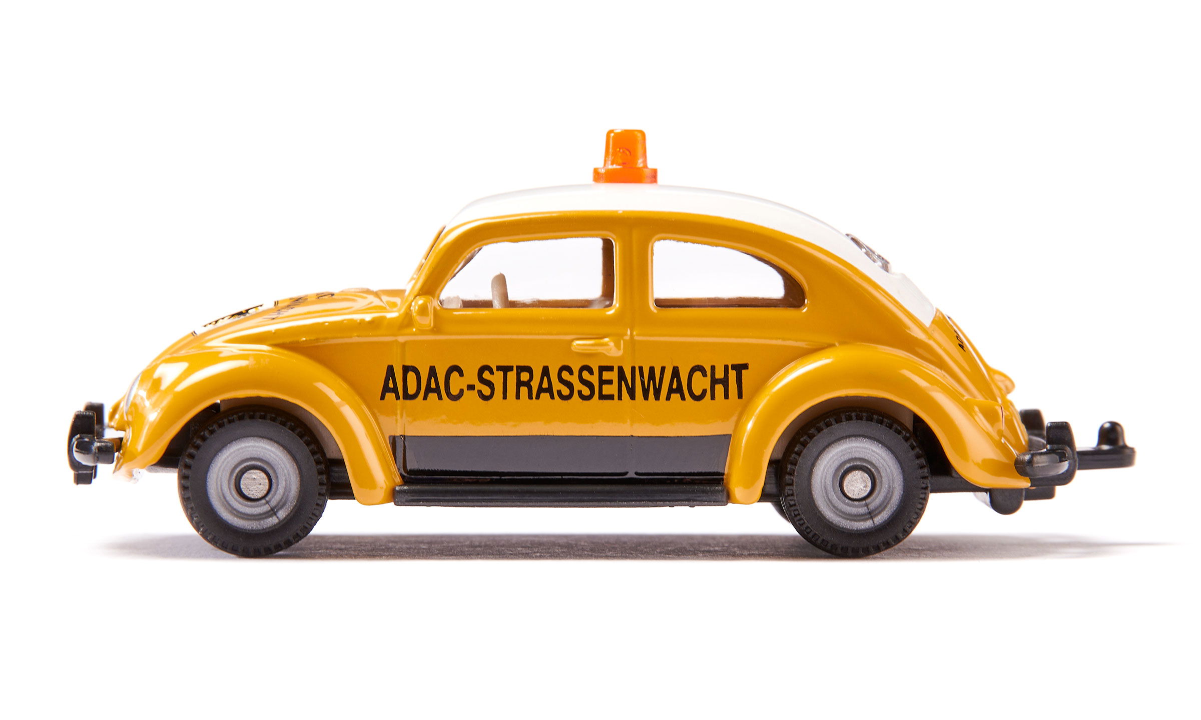 VW Käfer in gelb mit ADAC-Strassenwacht Druck in der Seitenansicht – Klassiker mit Nostalgie-Faktor, ideal zum Spielen oder Sammeln.