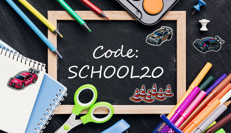 back to school aktionsheader Eine Schultafel mit dem Text Code:School25. Um die Tafel herum liegen verschiedene Schulutensilien und Autosticker.