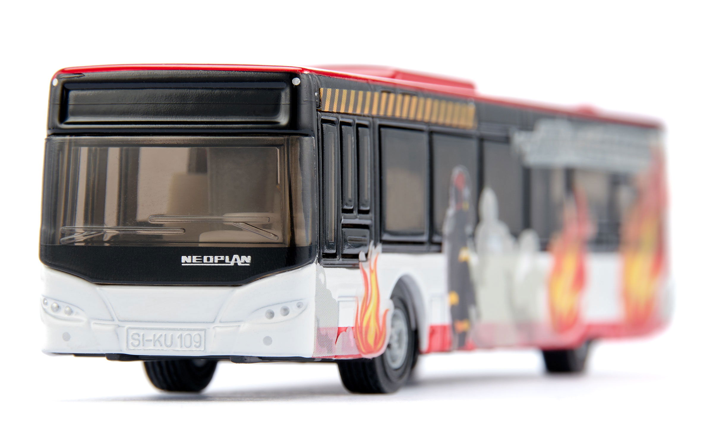 Neoplan Linienbus mit Stickern beklebt auf weißem Hintergrund