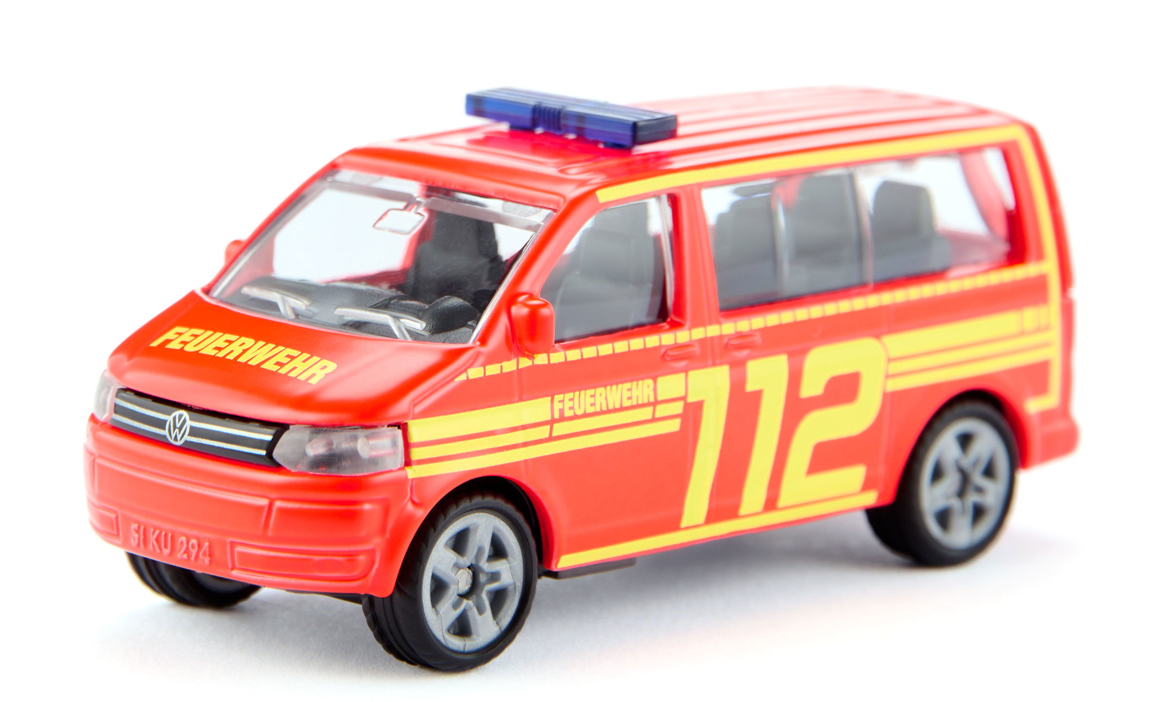 VW T5 Feuerwehr-Einsatzleitung in rot mit gelber Bedruckung.  Mit Feuerwehr und 112 Aufschrift. Das Fahrzeug steht auf weißem Hintergrund