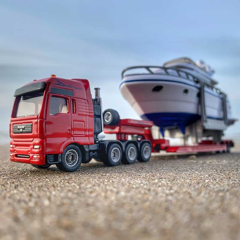 Heavy haulage transporter with  <br>yacht</br>