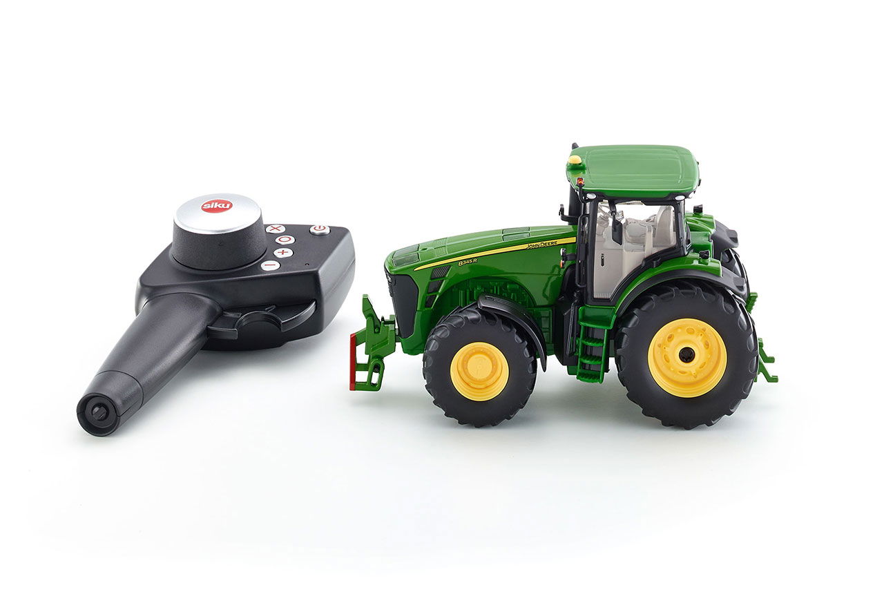 John Deere 834R Set mit Fernsteuerung auf weißem Hintergrund