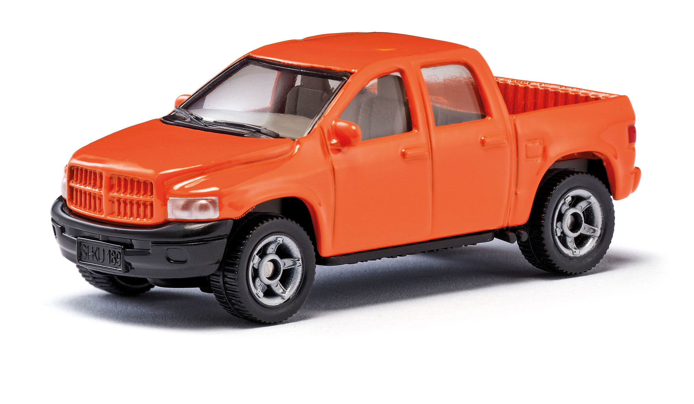 Orangener Pickup auf weißem Hintergrund