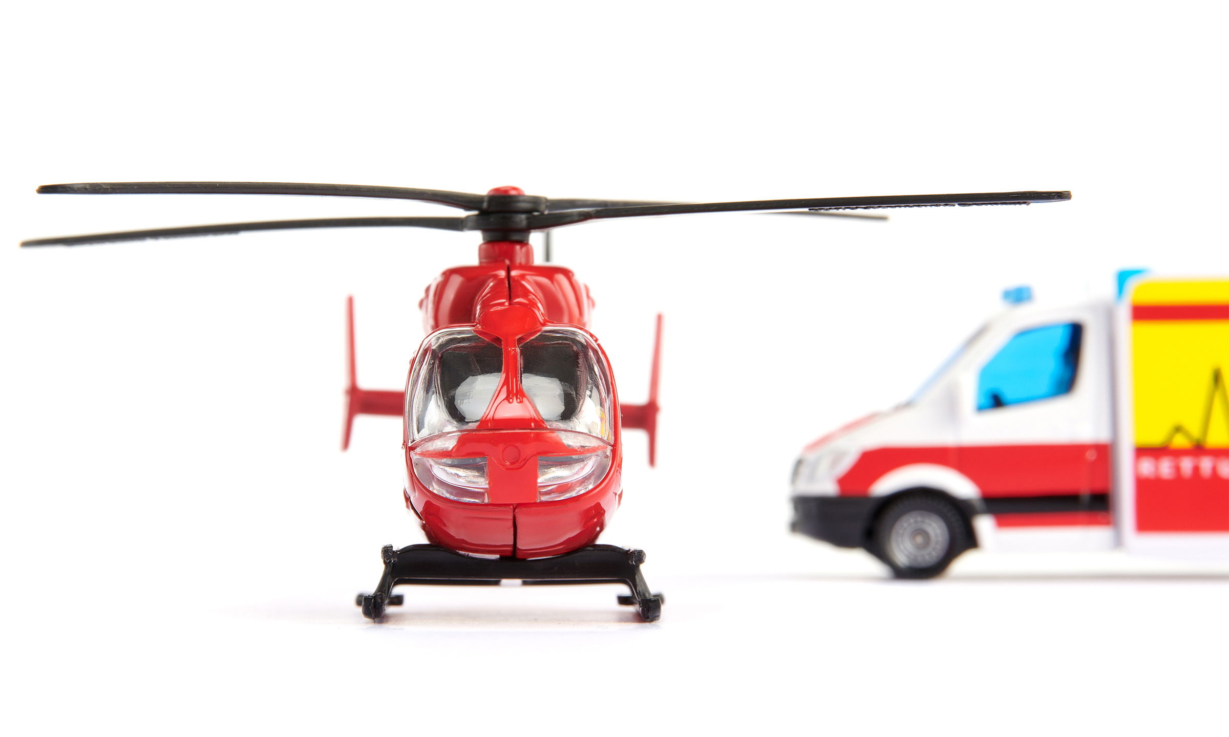 Mercedes-Benz Rettungswagen und Helikopter