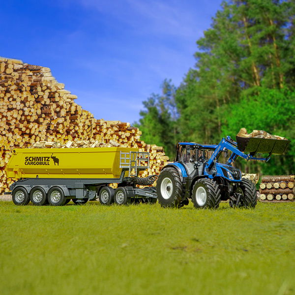 ein sikucontrol new holland Traktor steht mit angehängtem Schmitz Cargobull 3-Achs-Kippsattelauflieger vor einem Wald und aufgestapeltem Holz